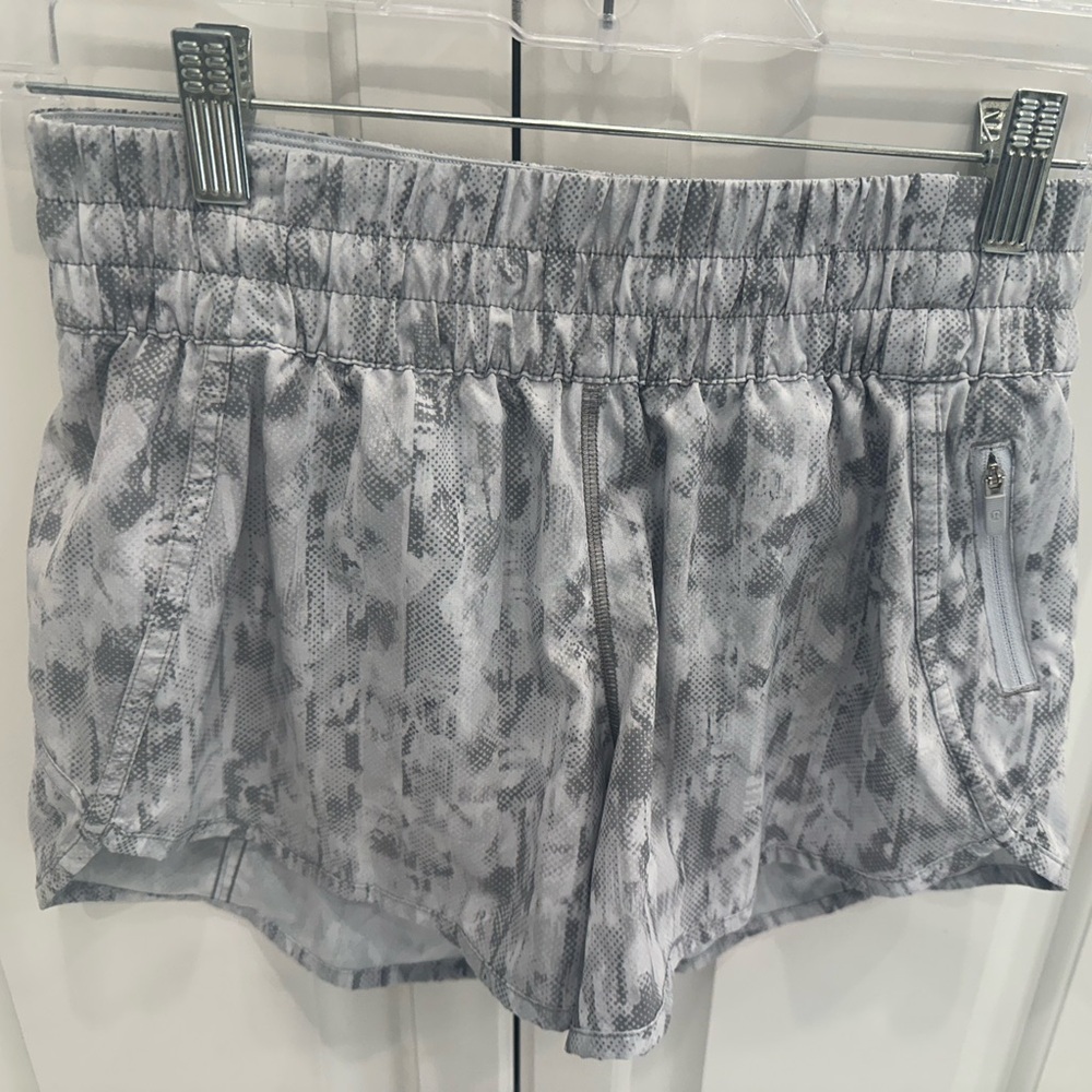 Lululemon low rise tracker, size 6